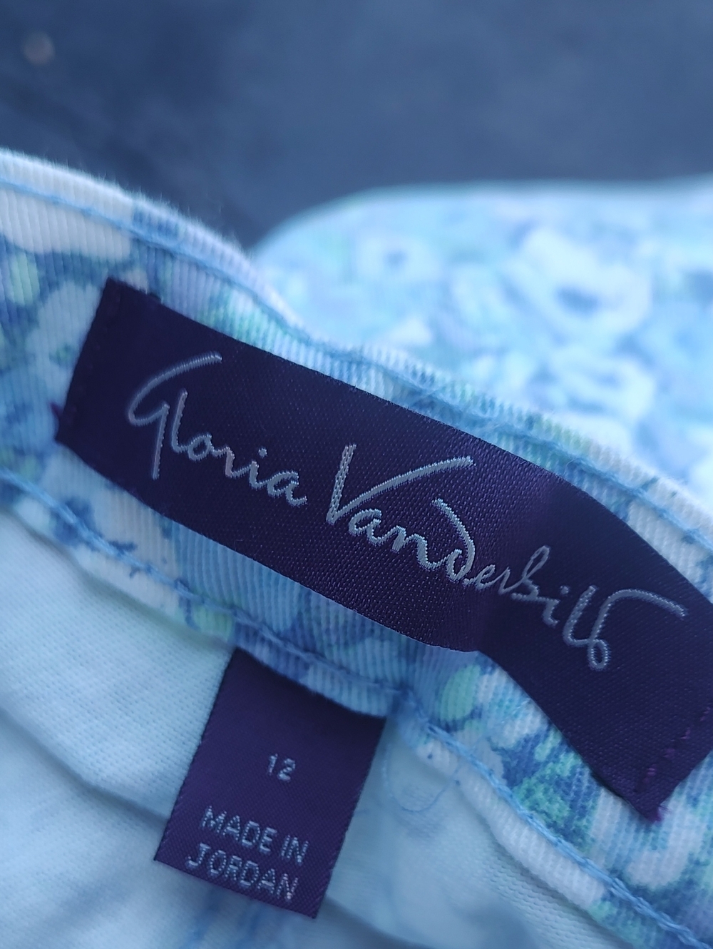 Gloria Vanderbilt// Floral White &Blue Capris pants - Picture 9 of 10